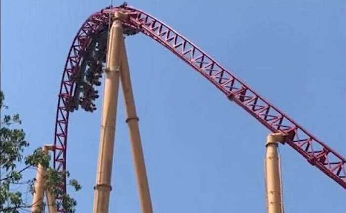 Video: Tàu lượn siêu tốc gặp sự cố khi đang chạy, 20 người bị treo ngược trên không hơn 1h đồng hồ