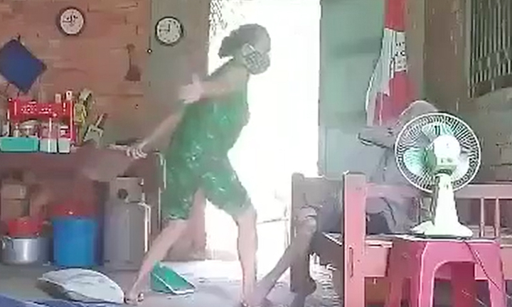 Công an vào cuộc vụ cụ bà bị con gái đánh đập, đổ phân lên đầu