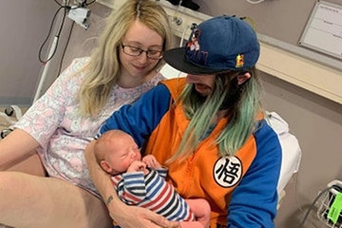 Tưởng vợ đau bụng đầy hơi, chồng choáng váng khi y tá báo vào bế con