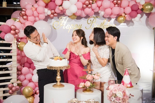 Quỳnh Nga diện đầm cúp ngực gợi cảm, đón tuổi mới bên hội bạn thân nức tiếng Hà thành