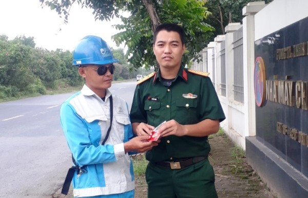 Nhặt được tài sản trên đường, 2 công nhân môi trường ở Hà Nội trả lại người đánh rơi