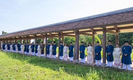 Lần đầu công bố trọn bộ hình ảnh cán bộ văn hóa Huế mặc áo dài ngũ thân