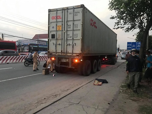 Bình Dương: Nam sinh lớp 9 bị xe container cán tử vong khi đang qua đường