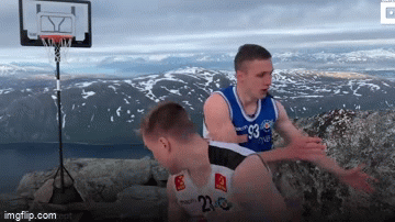 Video: Chơi bóng rổ trên đỉnh núi cao 1.000m, ai xem cũng phải rùng mình