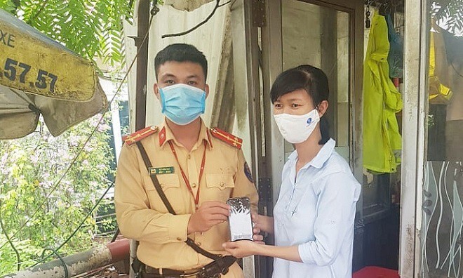 Nhặt được điện thoại trên cầu Chương Dương, CSGT Hà Nội trả lại người đánh rơi