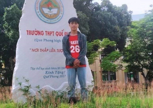 Khát khao đến giảng đường của cậu học sinh nghèo người dân tộc Khơ-mú