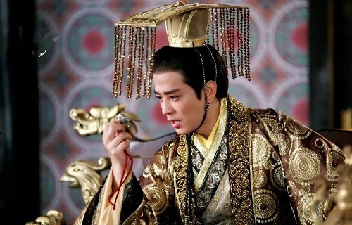 Nhân vật 13 tuổi đã trở thành thái tử, lâm hạnh với nữ tù nhân 25 tuổi để ăn mừng, sau đăng cơ còn lập hẳn 4 hoàng hậu