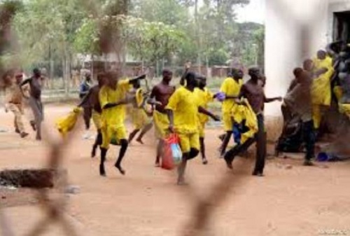 Hơn 200 tù nhân vượt ngục rồi khỏa thân bỏ trốn ở Uganda