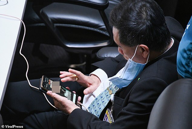 Nghị sĩ Thái Lan bị bắt gặp xem ảnh 