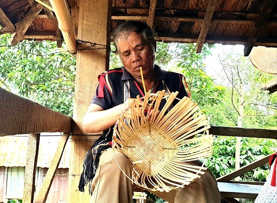 Chuyện về những người đan gùi gìn giữ nét đặc sắc của văn hóa Tây Nguyên