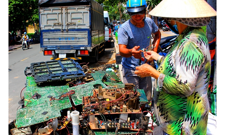 Chuyện đời kỳ lạ của cụ bà U80, 20 năm mưu sinh bằng nghề “độc” giữa Sài thành