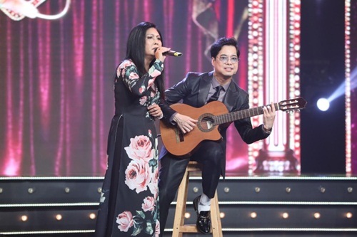 Anh Ba Ngọc Sơn đệm đàn cho danh ca Họa Mi hát ngay tại sân khấu Tuyệt đỉnh Bolero 2020