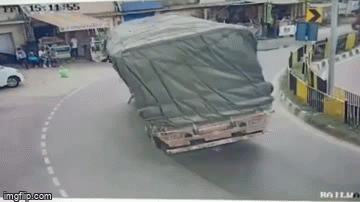 Video: Xe tải cua gấp, lật ngang giữa đường, người dân thoát chết trong gang tấc