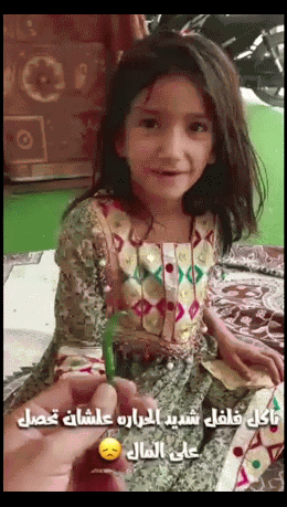 Video: Phẫn nộ người đàn ông vô tâm ép bé gái ăn xin ăn ớt để được cho tiền