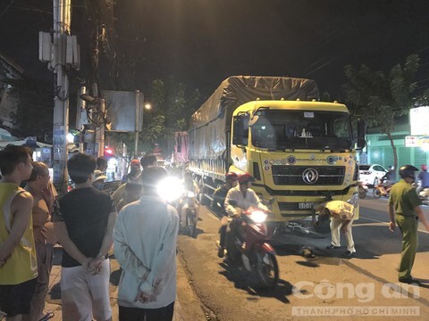 Tin tai nạn giao thông mới nhất ngày 25/9/2020: Ô tô tải tông xe đạp, 2 cha con thương vong