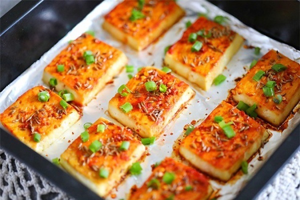 Thấy tôi đem đậu phụ đi nướng ai cũng cười, nhưng nhìn thành phẩm lại gật đầu lia lịa