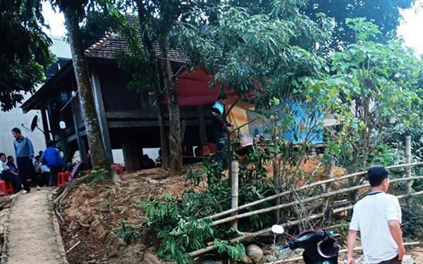 Leo lên mái nhà, kinh hãi phát hiện người cha tử vong cạnh con gái 3 tuổi nằm bất động