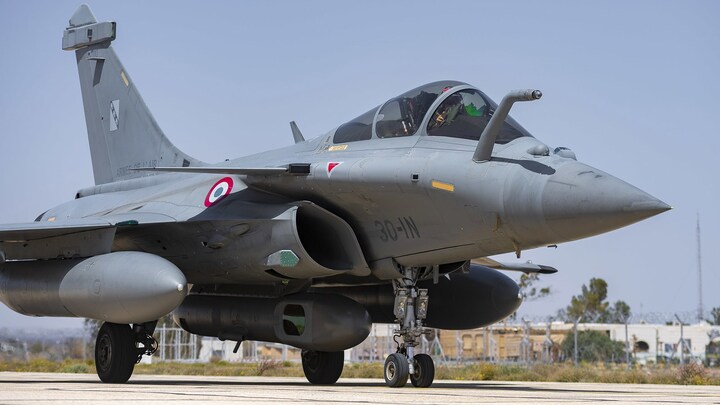 Chiến đấu cơ Rafale gây ra tiếng nổ siêu thanh khiến thủ đô Paris