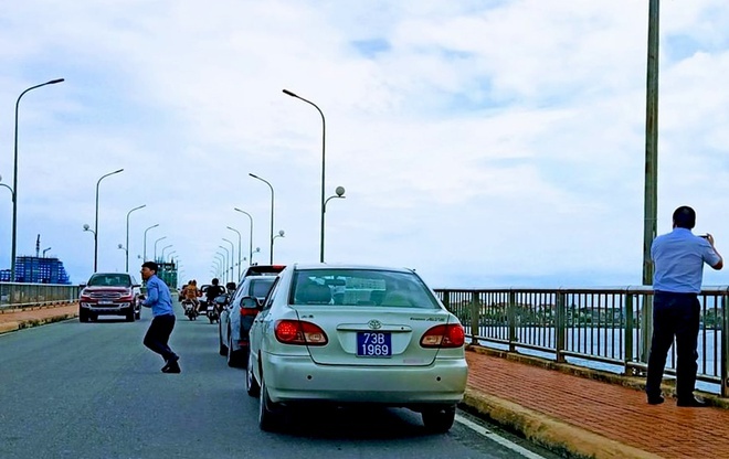 Vụ người dân phản ánh đoàn ôtô biển số xanh đỗ trên cầu để chụp ảnh: Chủ tịch Quảng Bình nói gì?