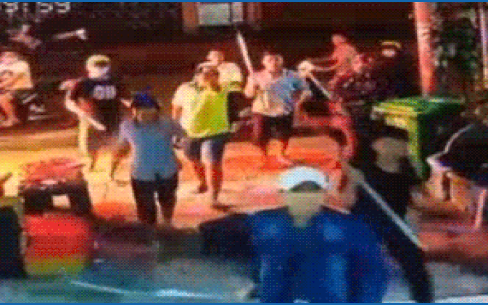 Vụ 12 côn đồ đập phá quán karaoke vì