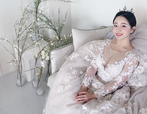 Nữ streamer nóng bỏng cưới luôn 