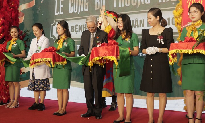CTCP Bệnh viện YHCT Quân dân 102 khai trương thu hút hàng nghìn lượt đăng ký khám chữa bệnh