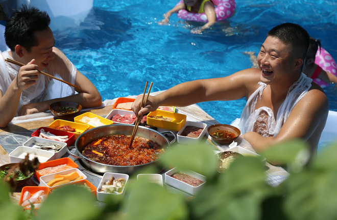 Thời tiết nóng nực, người dân Trung Quốc tràn xuống bể bơi ngồi ăn lẩu siêu cay