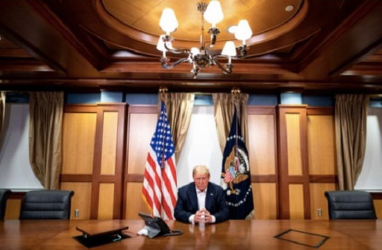 Nhà Trắng tiếp tục công bố ảnh Tổng thống Trump làm việc trong bệnh viện