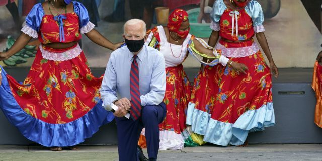 Lời bình luận gây tranh cãi của đại diện đảng Dân chủ với nhóm nữ sinh trong cuộc vận động tranh cử tại Miami