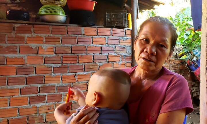 Thắt lòng những tiếng nấc nghẹn của người mẹ già có con tử tù