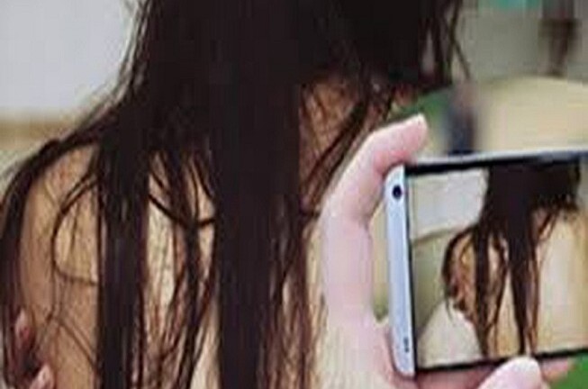 Nam thanh niên dùng clip