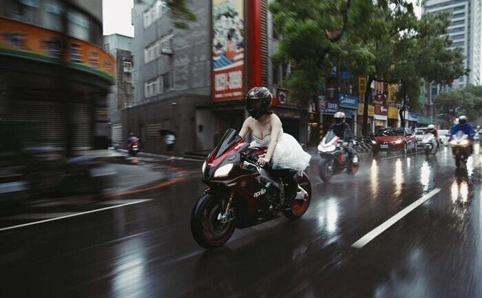 Cô dâu mặc váy cưới lái xe phân khối lớn đến hôn lễ, lộ vòng 1 bốc lửa khiến dân tình choáng váng