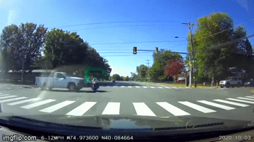 Video: Hoàng hồn cảnh ô tô vượt đèn đỏ lao tới, xe máy “lách mình” thoát khỏi “lưỡi hái tử thần