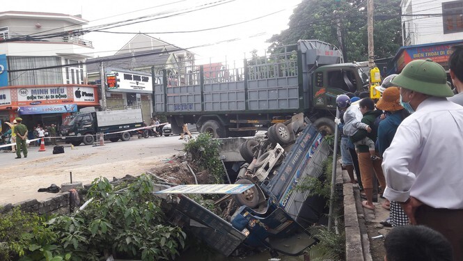 Ô tô tải 3 tấn rơi xuống mương sau tai nạn, tài xế tử vong