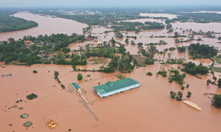 Một phó hiệu trưởng nghi bị lũ cuốn mất tích khi đi xe máy qua cầu tràn
