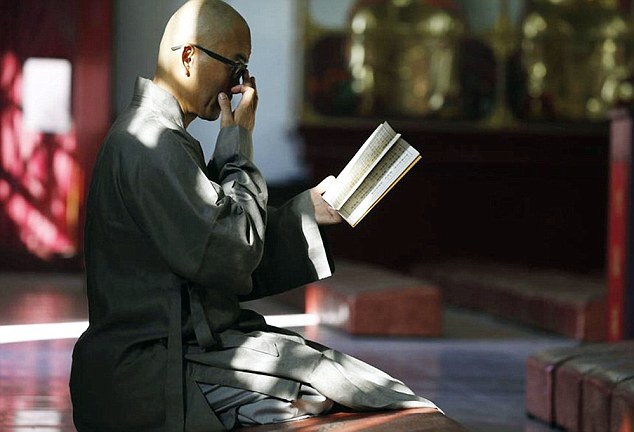 Chân dung triệu phú Trung Quốc bỏ lại gia sản khổng lồ lên núi đi tu, bị gia đình từ mặt