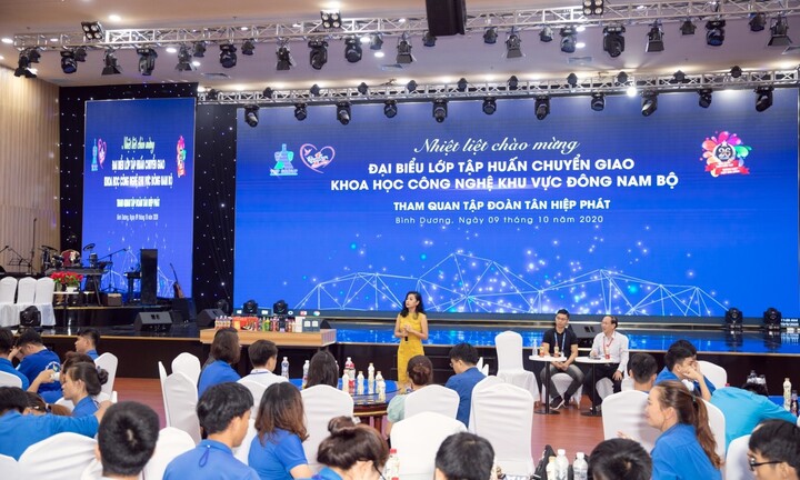 Đoàn đại biểu lớp tập huấn chuyển giao Khoa học công nghệ khu vực Đông Nam Bộ tham quan và giao lưu tại Tập đoàn Tân Hiệp Phát