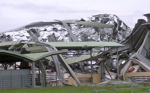 Video: Lốc xoáy kinh hoàng cuốn sập nhà xưởng khu công nghiệp ở Tiền Giang