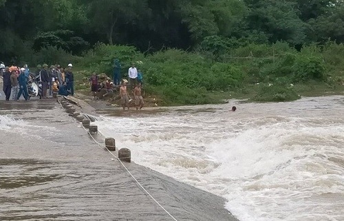 Nghệ An: Huy động hơn trăm người tìm kiếm người đàn ông bị nước lũ cuốn trôi khi đi mua gạo