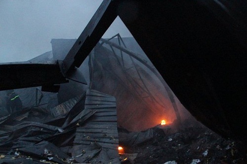 Cháy dữ dội nhà máy tôn ở Bình Dương khiến người dân hoảng loạn bỏ chạy