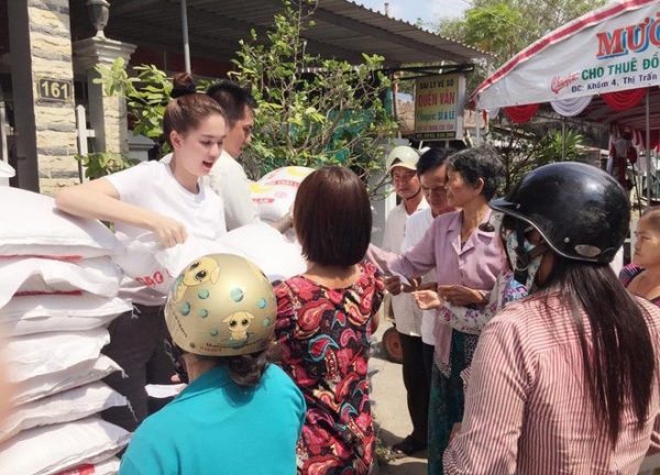 Nữ hoàng nội y Ngọc Trinh bị chỉ trích vì không làm từ thiện vùng lũ