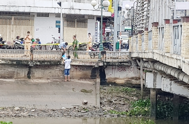 Thông tin mới nhất vụ thi thể người đàn ông dưới gầm cầu