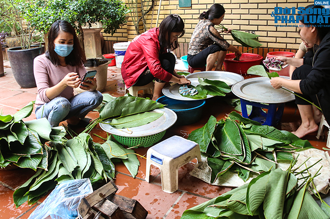 Hà Nội: Người dân La Phù hối hả nấu cả nghìn chiếc bánh chưng ủng hộ cho miền Trung