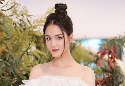 Á hậu Hoàng Anh tái xuất quyến rũ sau khi sinh con thứ hai