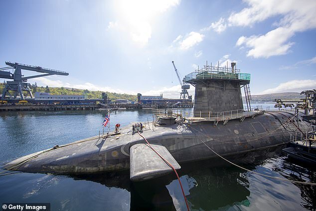 Sĩ quan Anh say xỉn định cho tháo dỡ 16 tên lửa hạt nhân trên tàu ngầm HMS Vigilant
