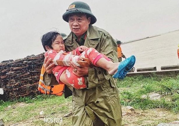 Xúc động khoảnh khắc chiến sĩ công an bế bé gái gãy tay vội vã lên ô tô tới bệnh viện trong mưa lũ