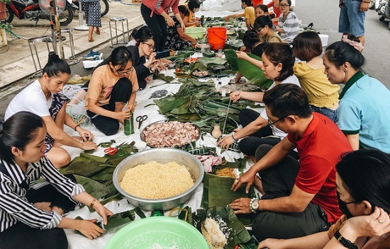 Người dân TP.HCM nấu 5.000 bánh chưng, bánh tét gửi vùng lũ miền Trung