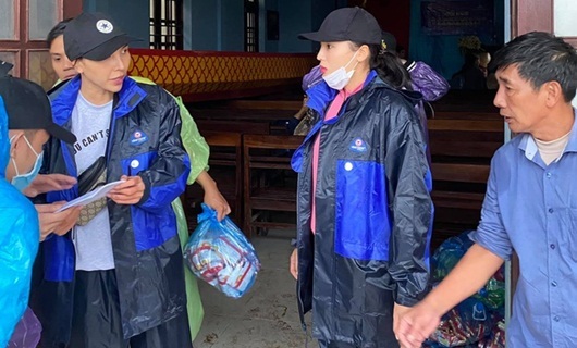Tin tức giải trí mới nhất ngày 22/10/2020: Quà cứu trợ miền Trung của Kỳ Duyên bị hỏng vì nước lũ