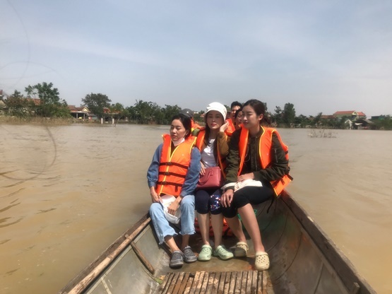 Đỗ Mỹ Linh ngồi xuồng cứu trợ, đi vào vùng nước lũ trao quà cho người dân