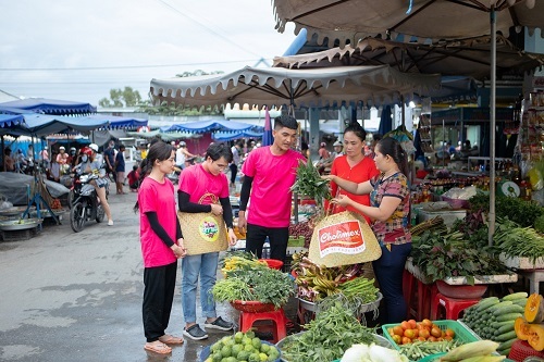 Huỳnh Lập về quê hương An Giang, hát “bông điên điển” cực ngọt giữa ruộng đồng mênh mông nước